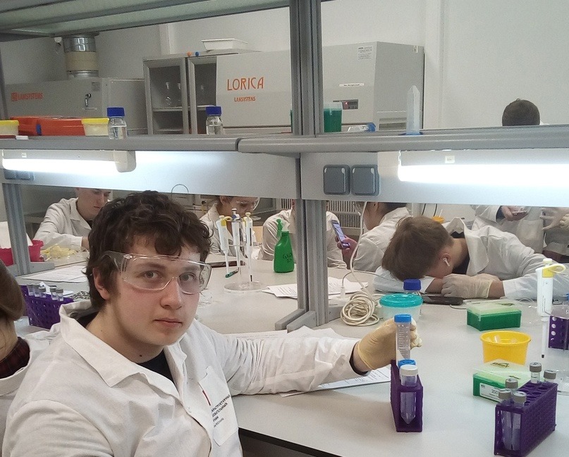 Работа на финале профиля ««Нанотехнологии» (сейчас «Наносистемы и наноинженерия» — Прим.) Фото из личного архива В. Алексеева